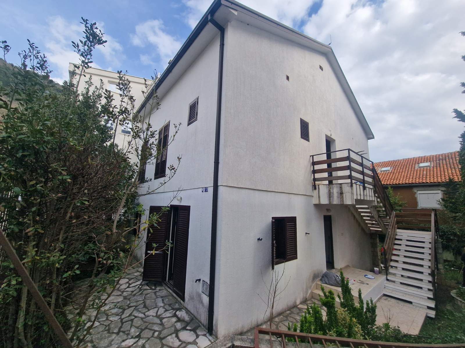 HITNA PRODAJA!!! DVOSPRATNA KUĆA 232m2 NA EKSKLUZIVNOJ LOKACIJI,BUDVA (PODKOSLJUN) - Amfora Real Estate