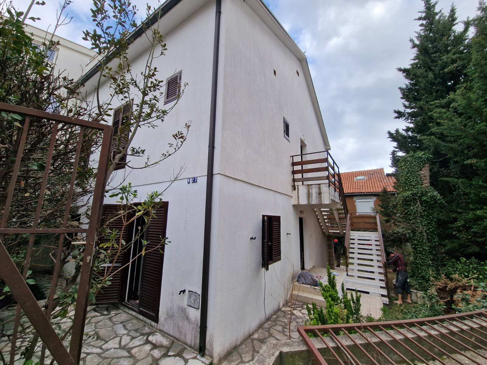 HITNA PRODAJA!!! DVOSPRATNA KUĆA 232m2 NA EKSKLUZIVNOJ LOKACIJI,BUDVA (PODKOSLJUN) - Amfora Real Estate