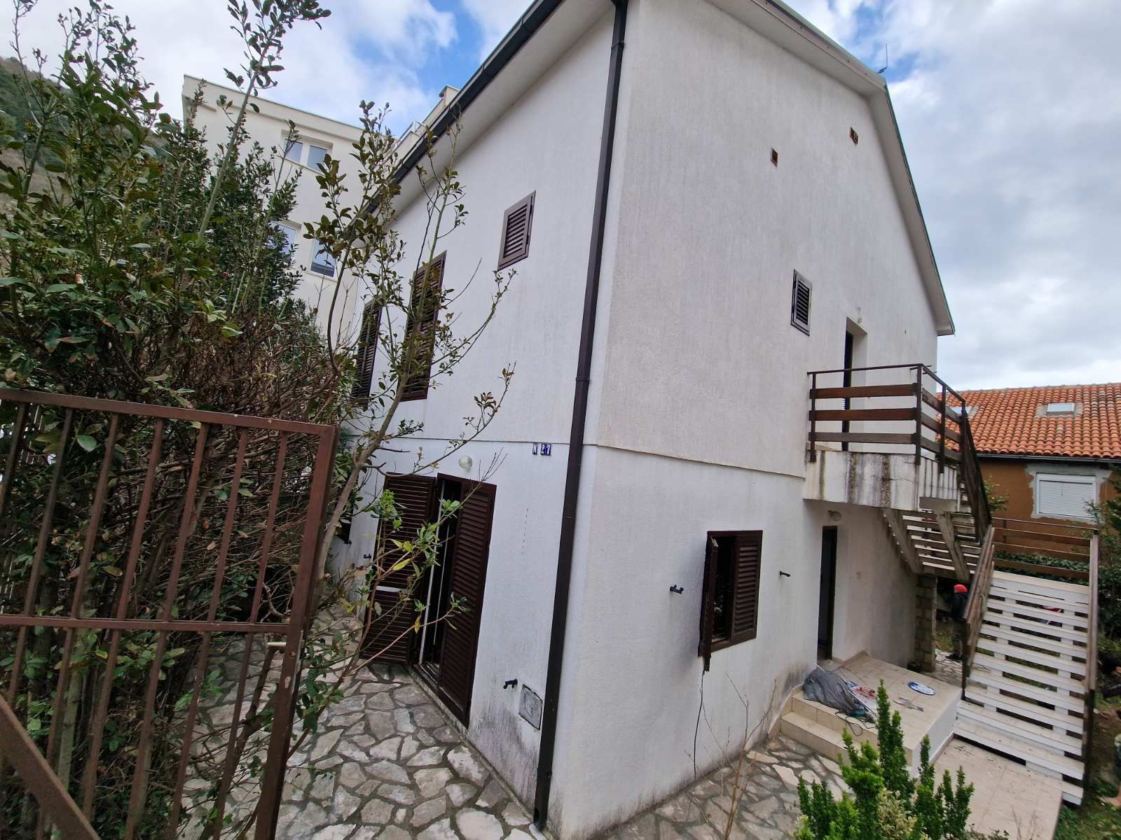 HITNA PRODAJA!!! DVOSPRATNA KUĆA 232m2 NA EKSKLUZIVNOJ LOKACIJI,BUDVA (PODKOSLJUN) - Amfora Real Estate