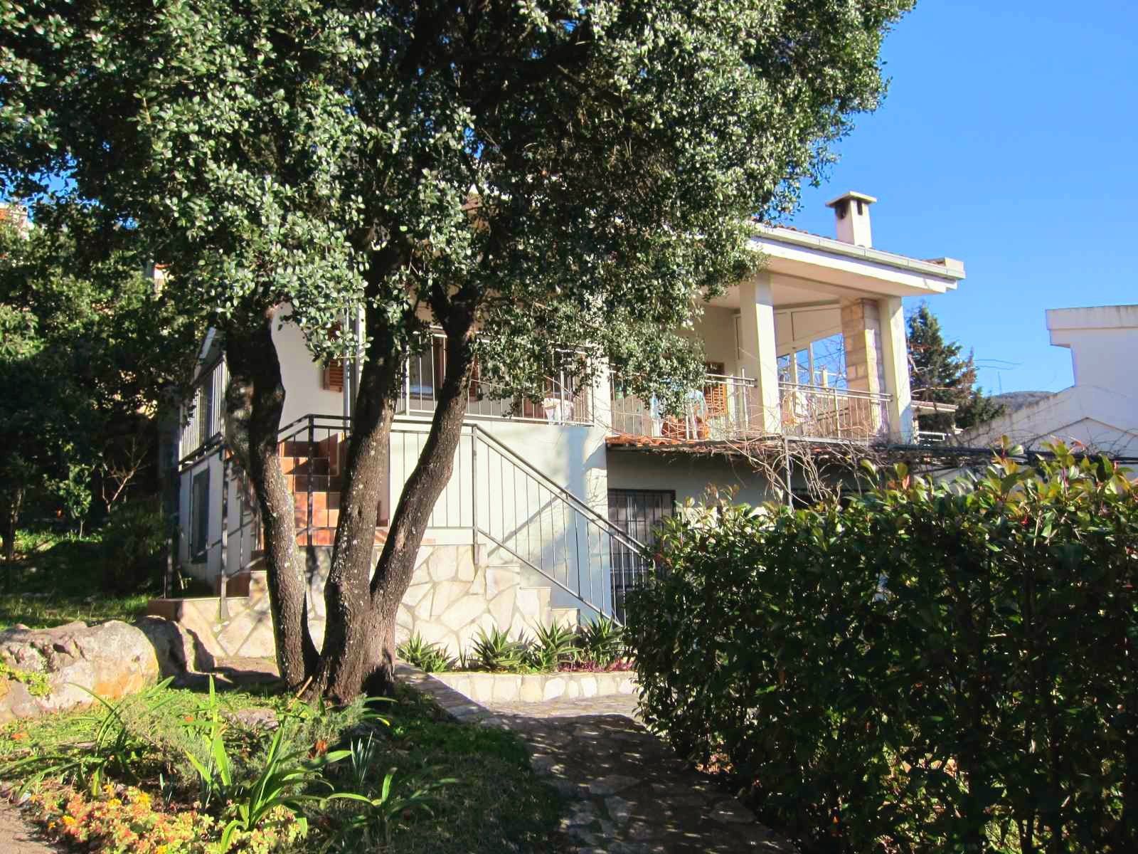 Kuca 170m2 sa pogledom na more na atraktivnoj lokaciji,Utjeha,Bar. - Amfora Real Estate