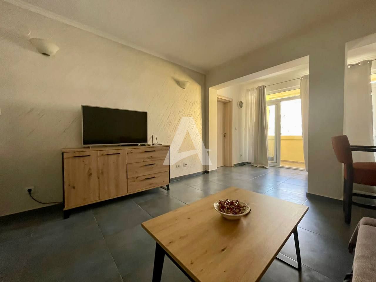 amforaproperty.com/Dvosoban renoviran stan 74m2 na atraktivnoj lokaciji preko puta Hotela Splendid u Becicima.