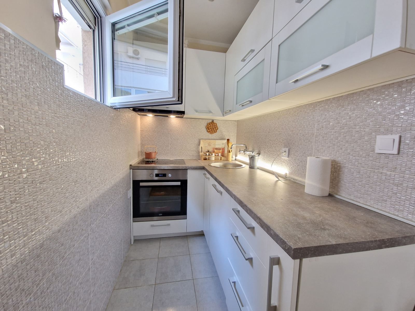 Namesten dvosoban stan 57m2 na odlicnoj lokaciji,kod nove osnovne škole,Rozino-Budva. - Amfora Real Estate