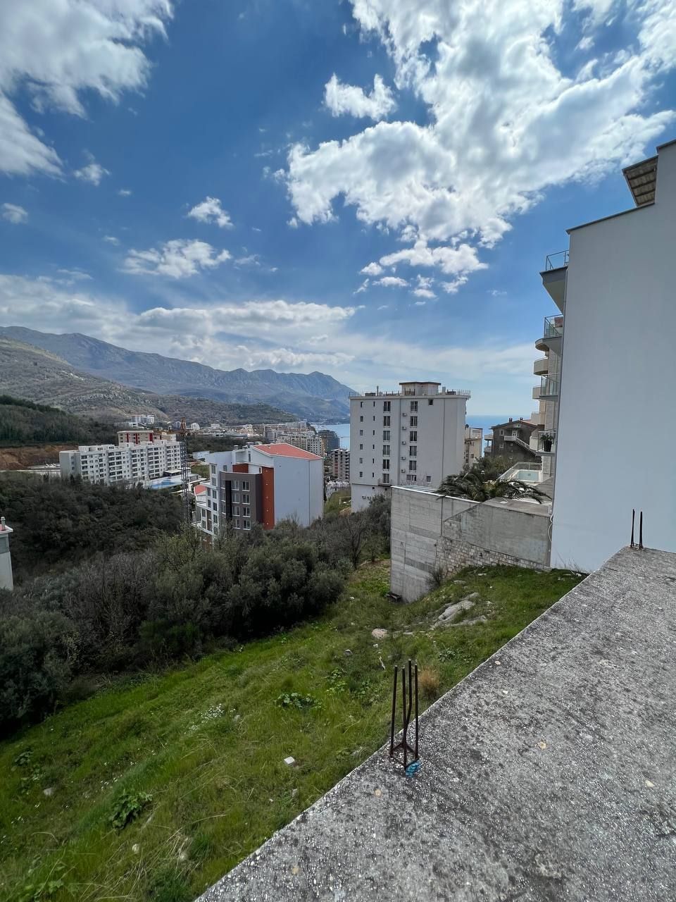 Dvospratna kuca 105m2 sa pogledom na more i grad,Becici -Ivanovici (Mogucnost nadogradnje dodatnih 90m2) - Amfora Real Estate