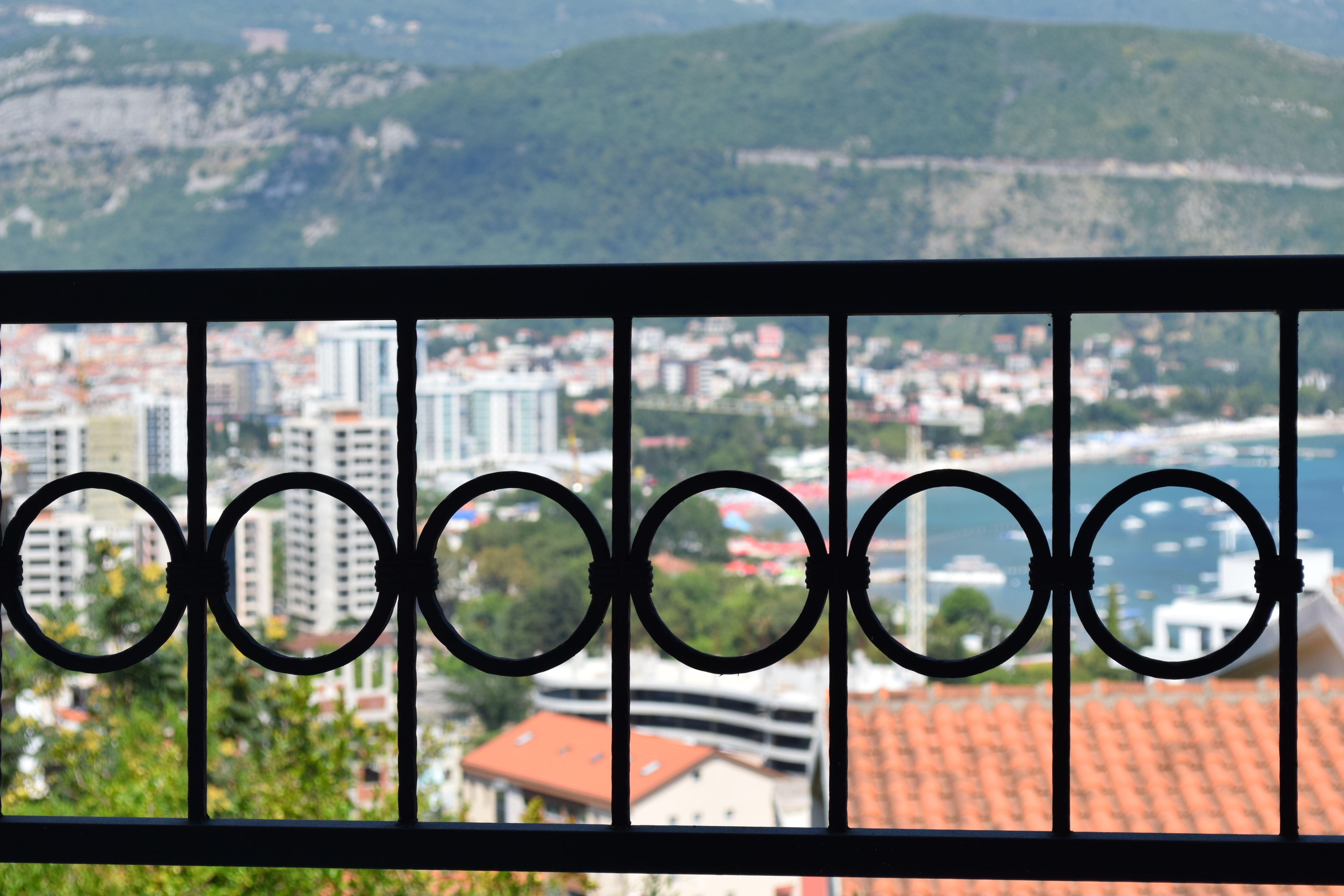 Trosoban stan 118m2 sa prelepim pogledom na more i grad,Vidikovac-Budva (GARAZNO MESTO UKLJUCENO U CENU) - Amfora Real Estate