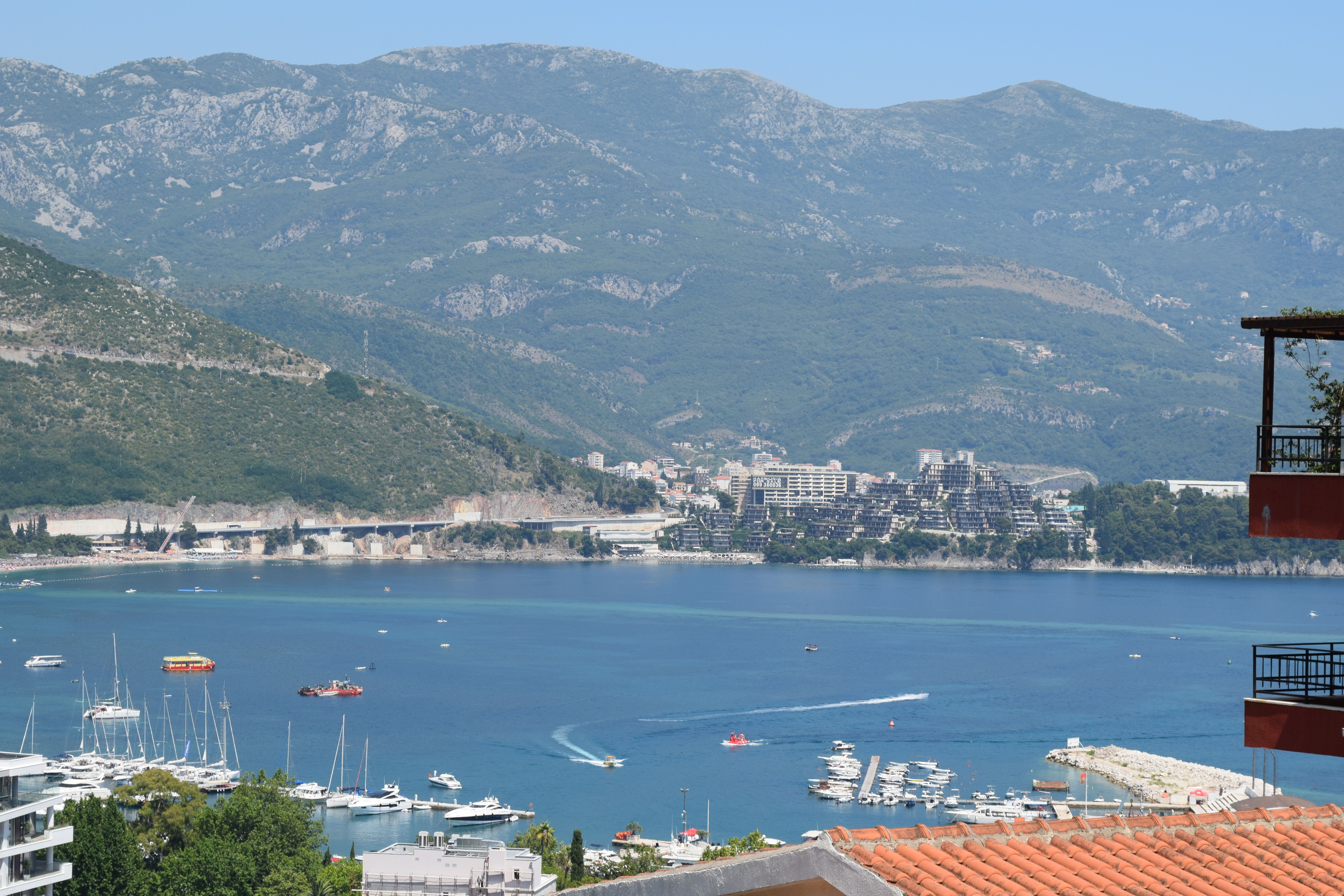 Trosoban stan 118m2 sa prelepim pogledom na more i grad,Vidikovac-Budva (GARAZNO MESTO UKLJUCENO U CENU) - Amfora Real Estate