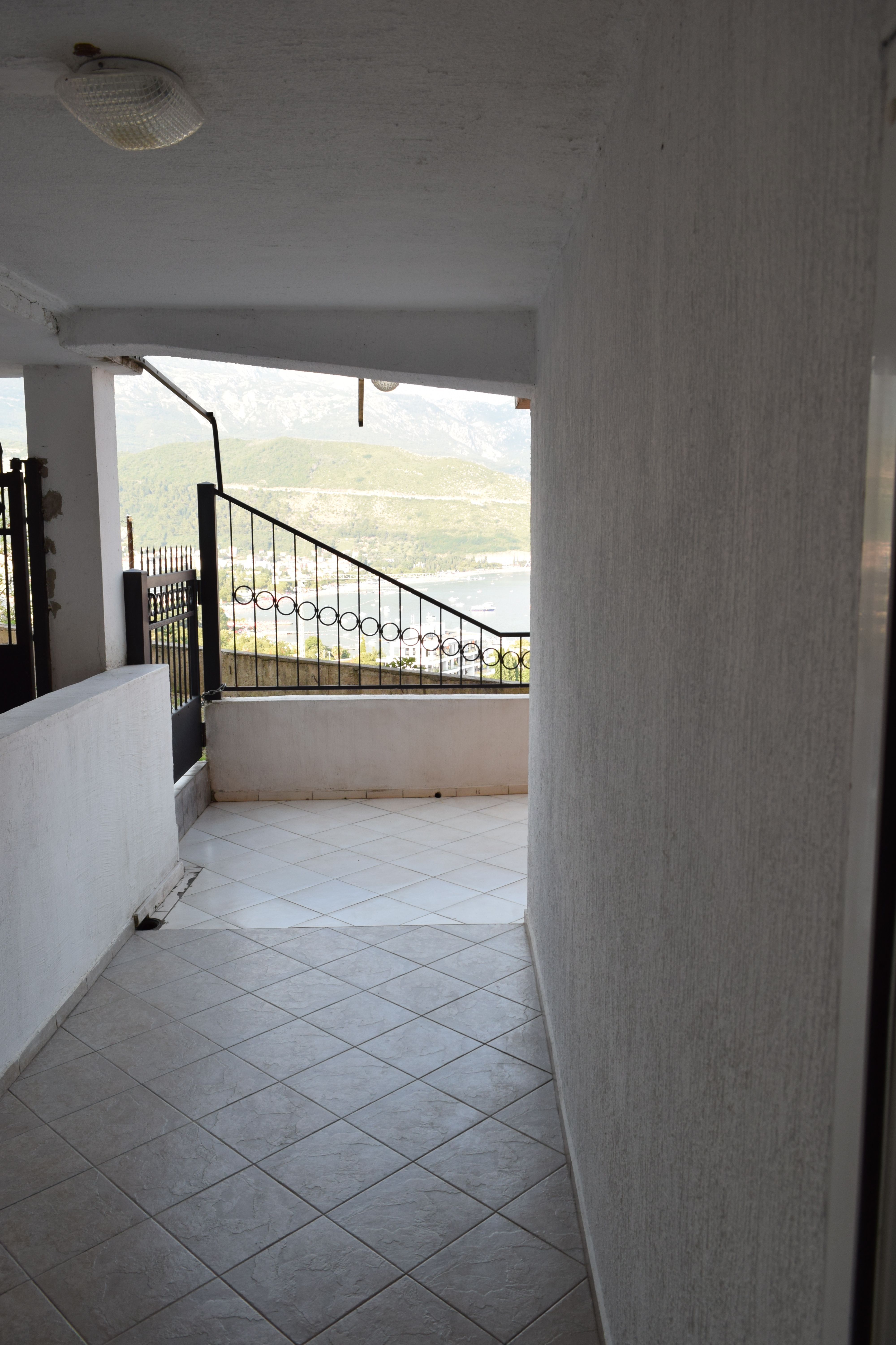 Trosoban stan 118m2 sa prelepim pogledom na more i grad,Vidikovac-Budva (GARAZNO MESTO UKLJUCENO U CENU) - Amfora Real Estate