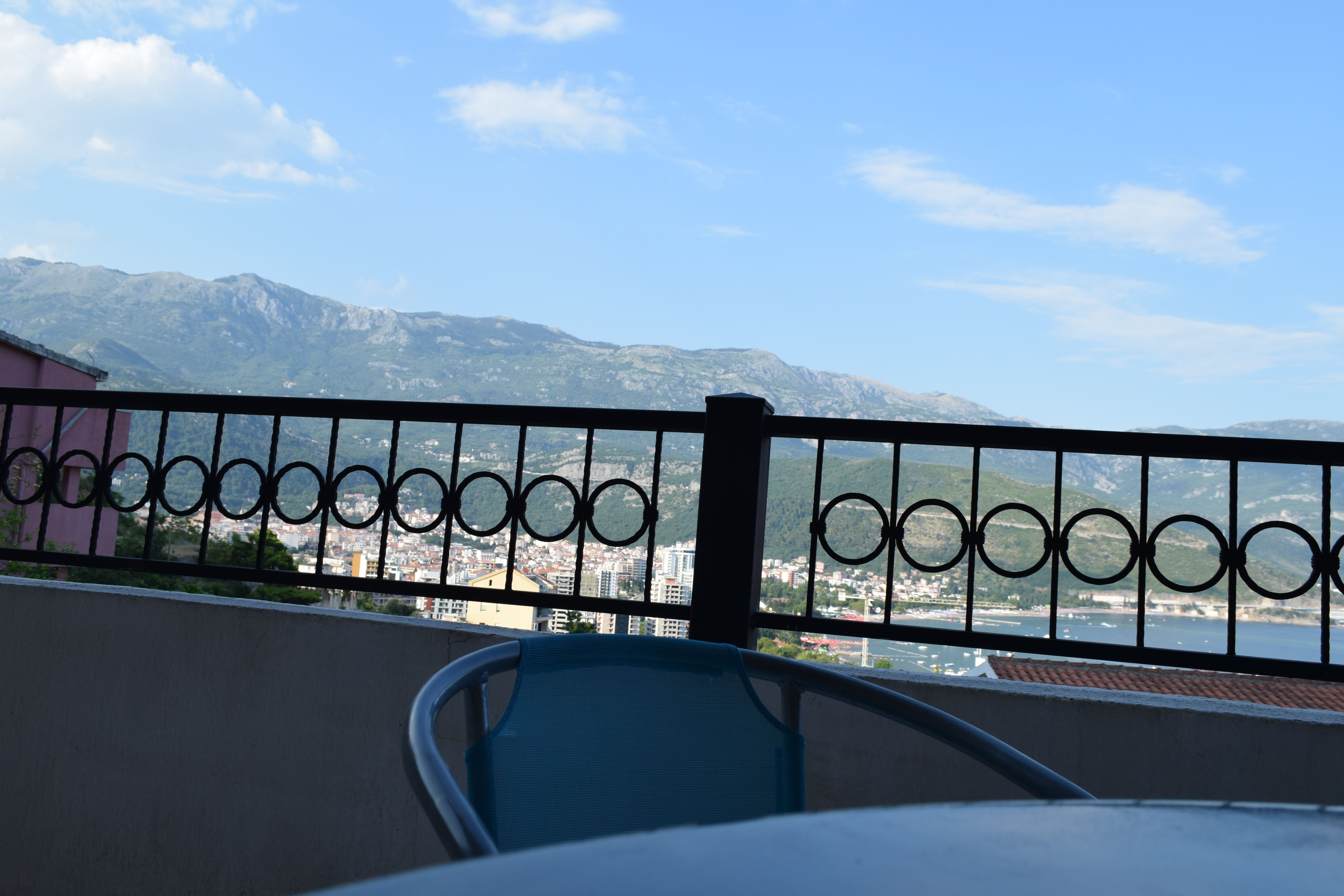 Trosoban stan 118m2 sa prelepim pogledom na more i grad,Vidikovac-Budva (GARAZNO MESTO UKLJUCENO U CENU) - Amfora Real Estate