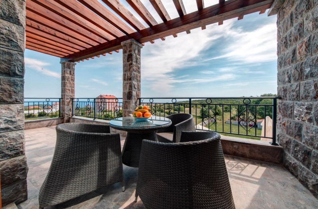 Luksuzna vila sa bazenom i pogledom na more na duzi period,Krimovica,opstina Kotor. - Amfora Real Estate