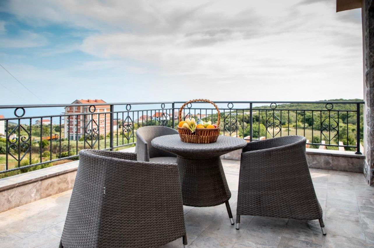 Luksuzna vila sa bazenom i pogledom na more na duzi period,Krimovica,opstina Kotor. - Amfora Real Estate