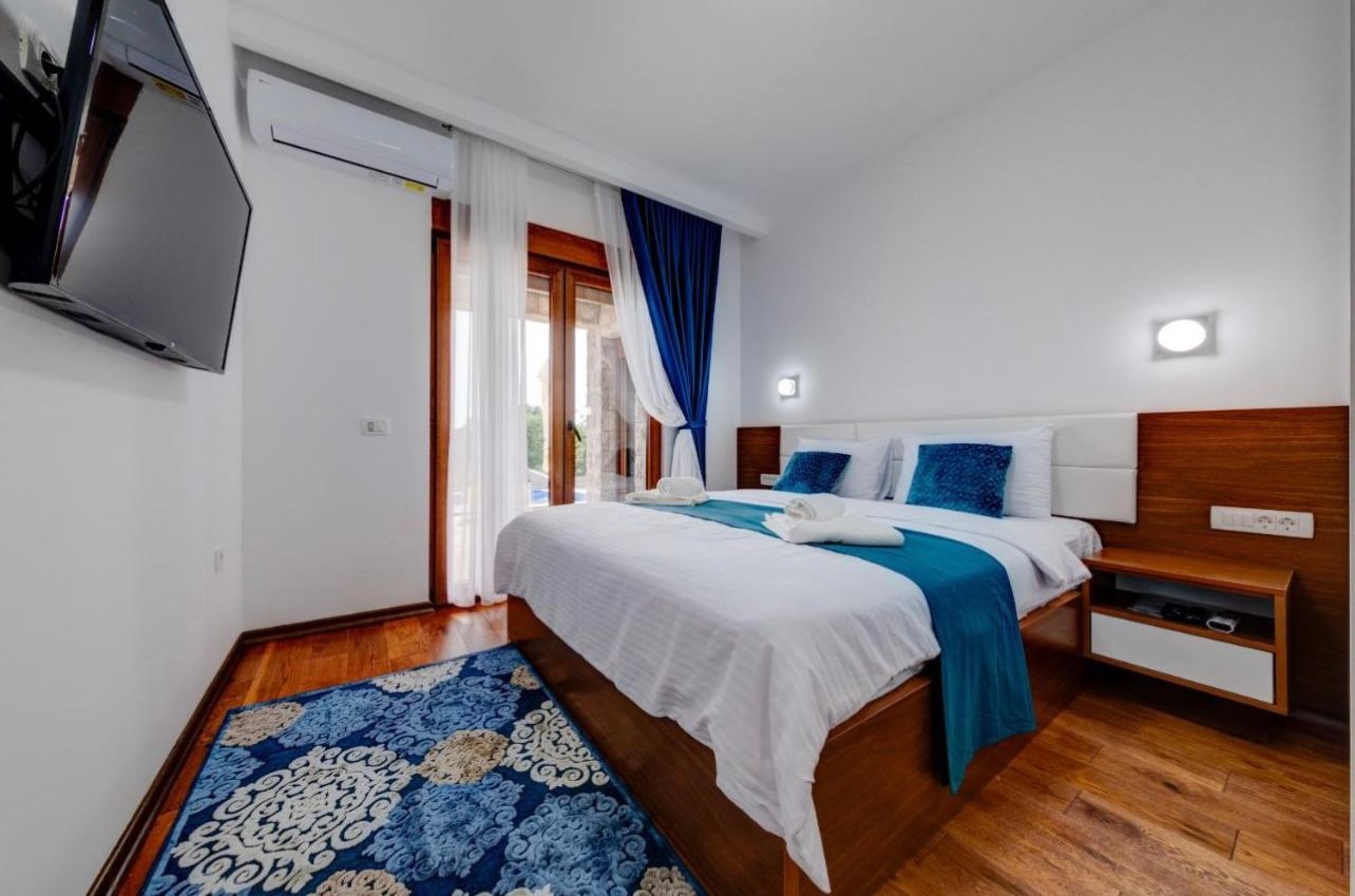 Luksuzna vila sa bazenom i pogledom na more na duzi period,Krimovica,opstina Kotor. - Amfora Real Estate