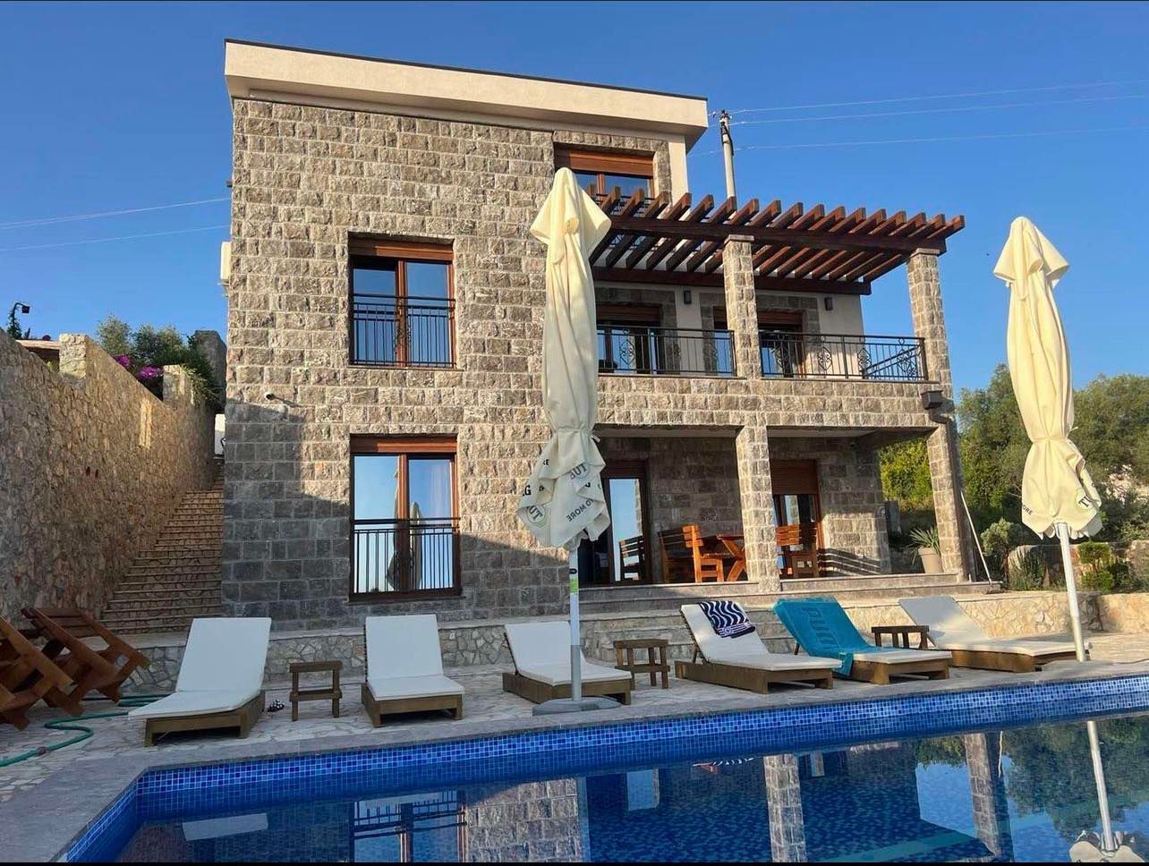 Luksuzna vila sa bazenom i pogledom na more na duzi period,Krimovica,opstina Kotor. - Amfora Real Estate