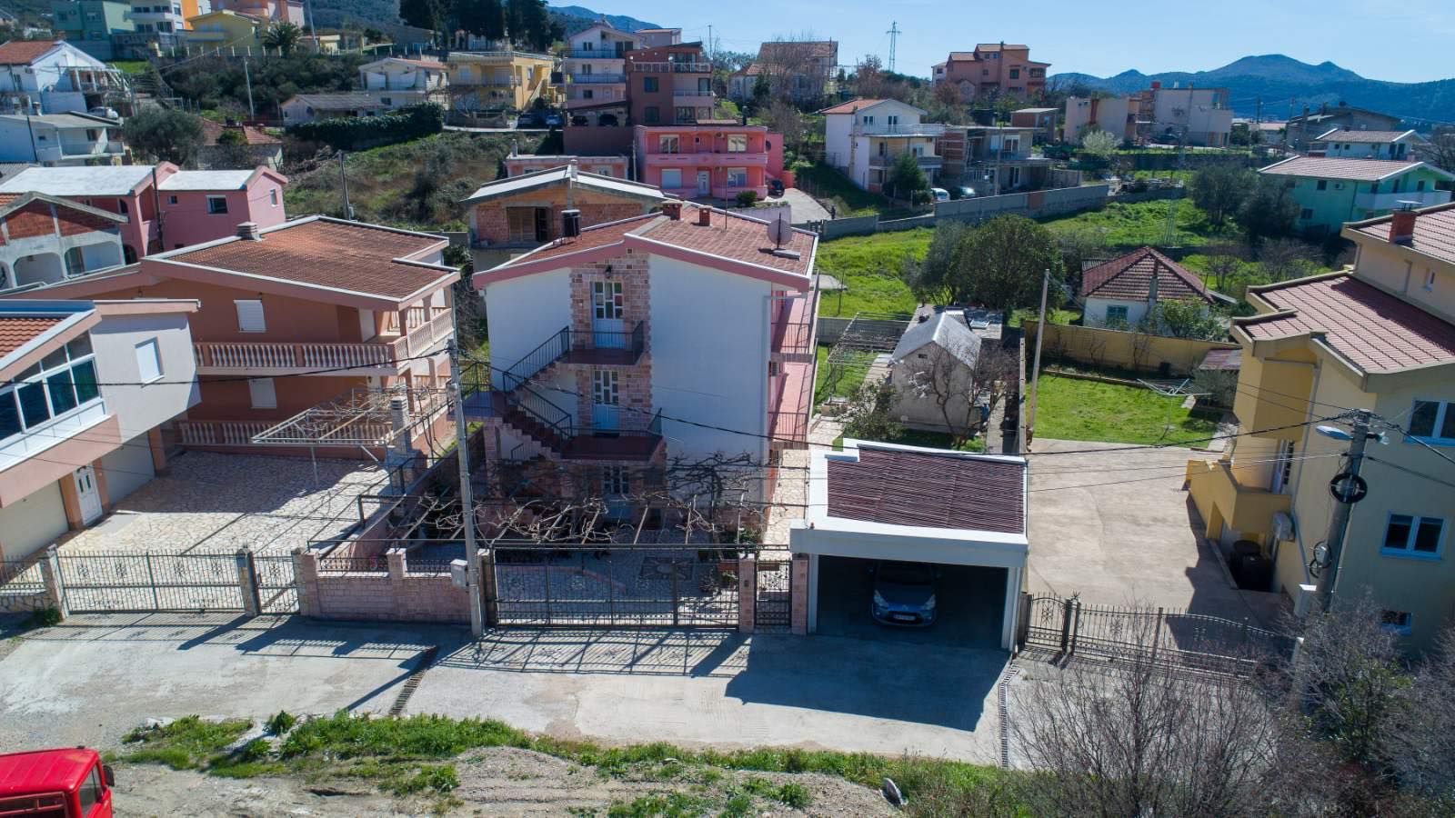 Trospratna kuca na atraktivnoj lokaciji,Bar-Bjelisi. - Amfora Real Estate