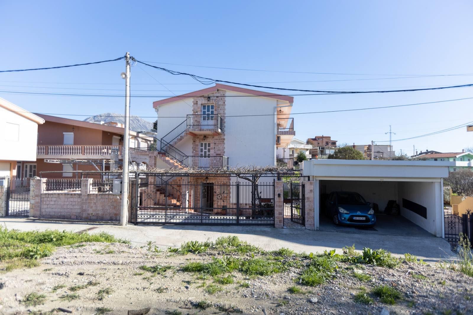 Trospratna kuca na atraktivnoj lokaciji,Bar-Bjelisi. - Amfora Real Estate