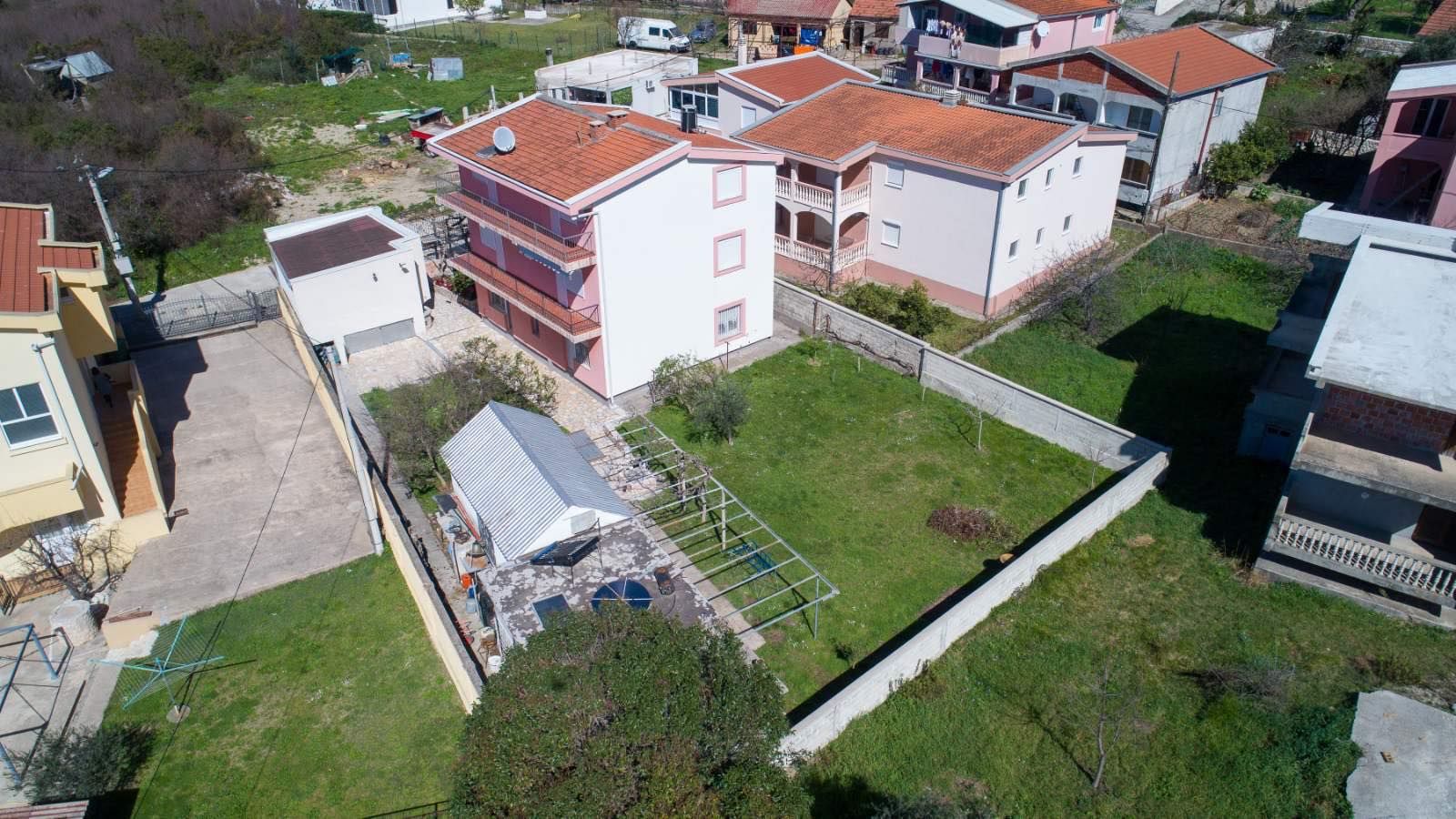 Trospratna kuca na atraktivnoj lokaciji,Bar-Bjelisi. - Amfora Real Estate