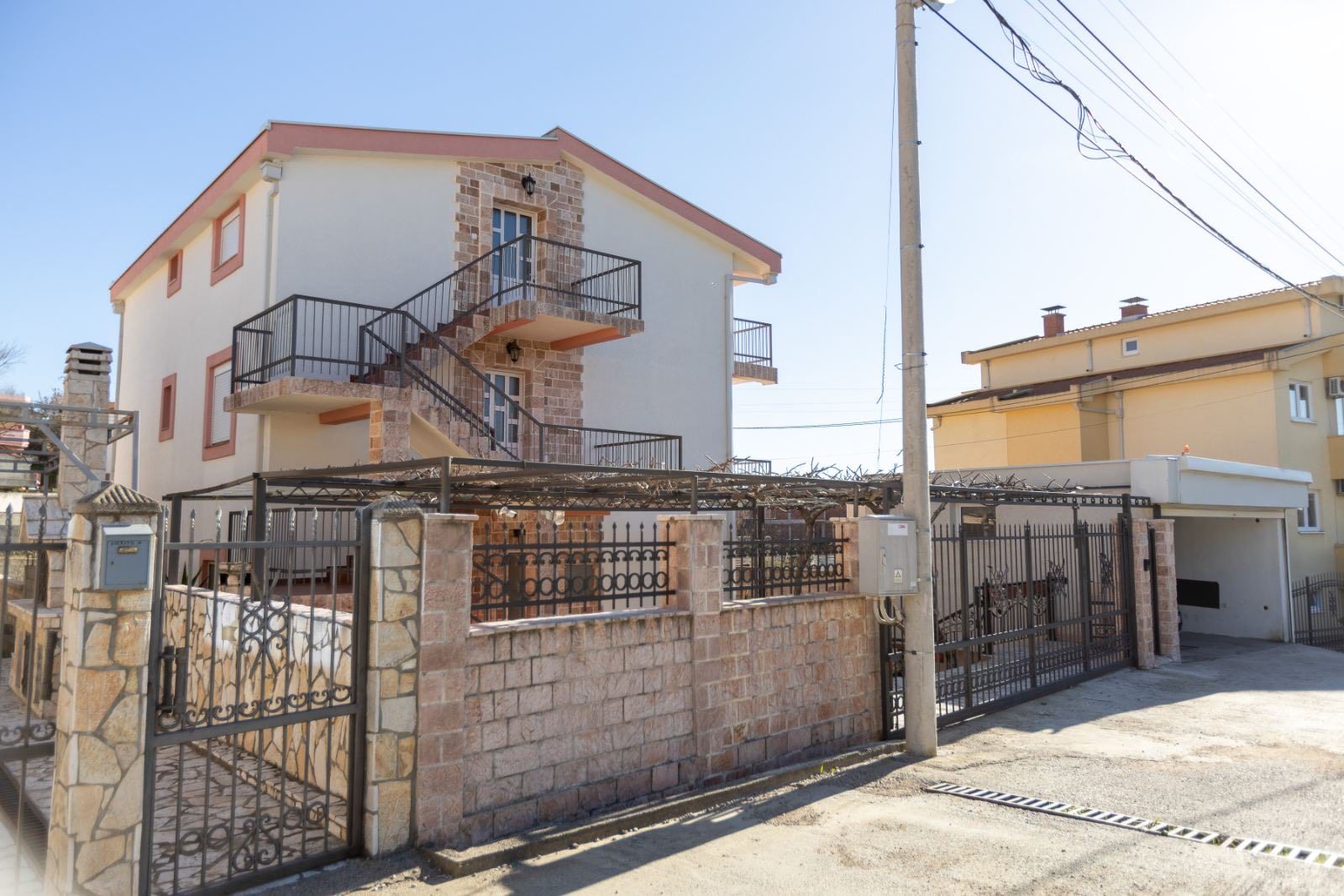 Trospratna kuca na atraktivnoj lokaciji,Bar-Bjelisi. - Amfora Real Estate
