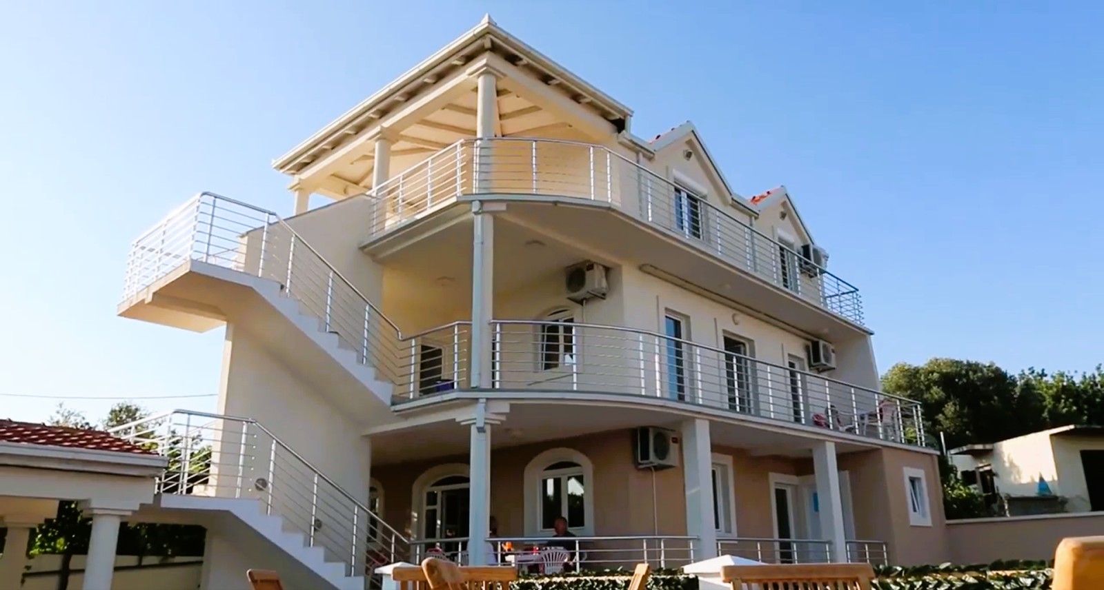 Luksuzna trospratna vila 382m2 sa bazenom i panoramskim pogledom na more u Krimovici, opština Kotor (NA DUZI VREMENSKI PERIOD) - Amfora Real Estate