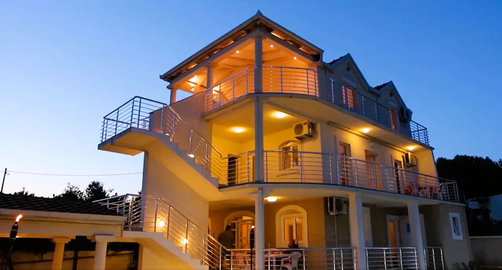 Luksuzna trospratna vila 382m2 sa bazenom i panoramskim pogledom na more u Krimovici, opština Kotor (NA DUZI VREMENSKI PERIOD) - Amfora Real Estate