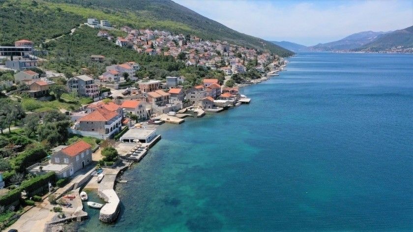 Urbanizovan plac 1710m2 na prvoj liniji do mora Tivat-Krasici - Amfora Real Estate