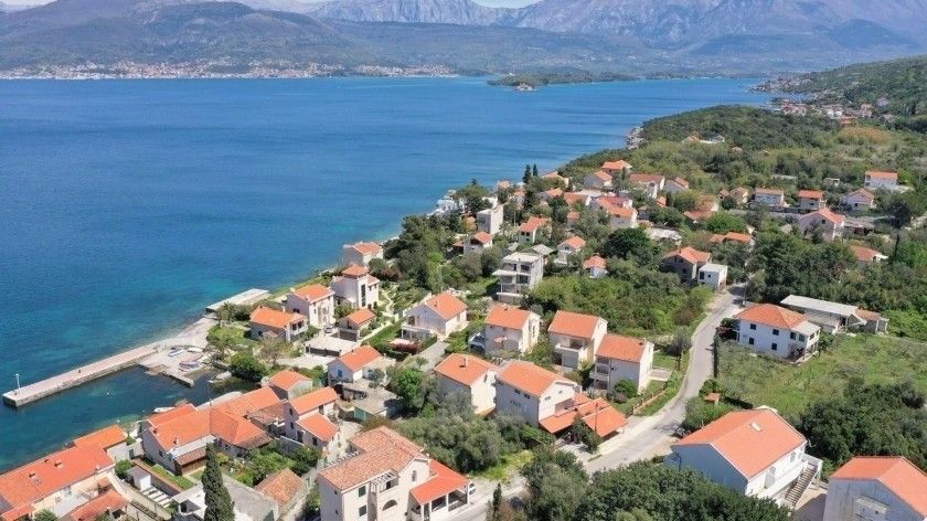 Urbanizovan plac 1710m2 na prvoj liniji do mora Tivat-Krasici - Amfora Real Estate