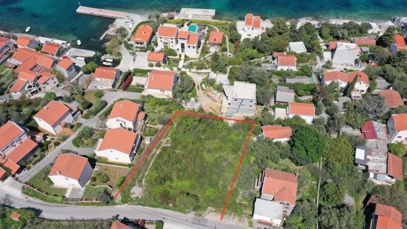 Urbanizovan plac 1710m2 na prvoj liniji do mora Tivat-Krasici - Amfora Real Estate