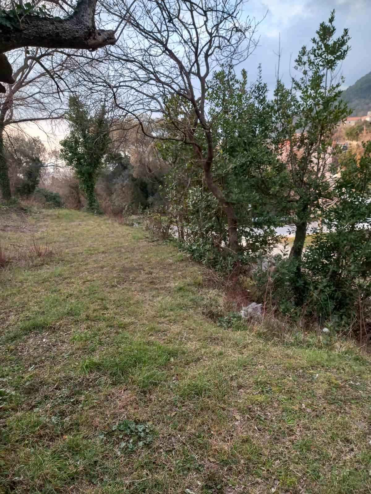 amforaproperty.com/Urbanizovan plac od 2100m² sa pogledom na zaliv - Nalježići, Kotorska opština