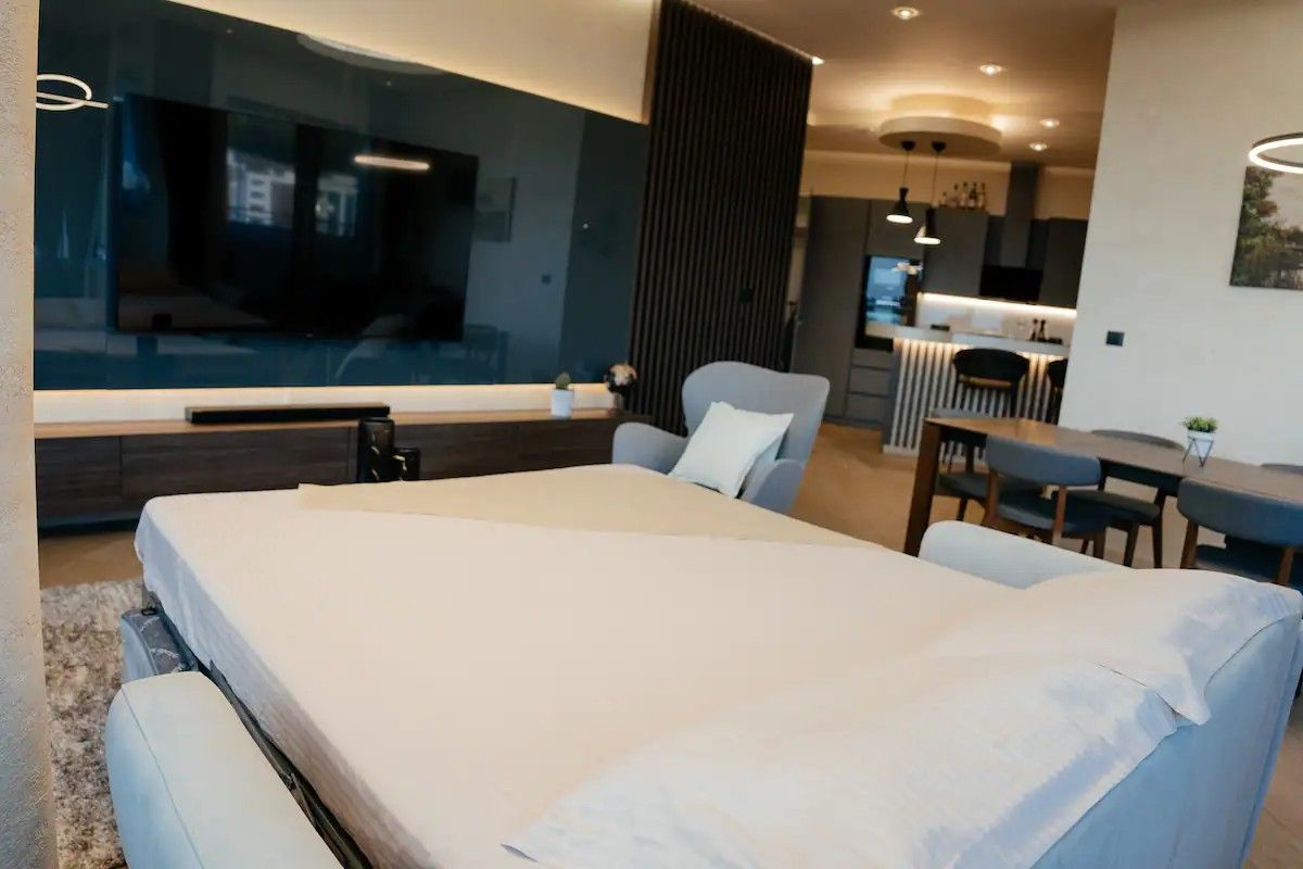 Dvosoban luksuno opremljen stan 111m2 sa panoramskim pogledom na more i grad,na atraktivnoj lokaciji u Budvi.(Na duzi period) - Amfora Real Estate