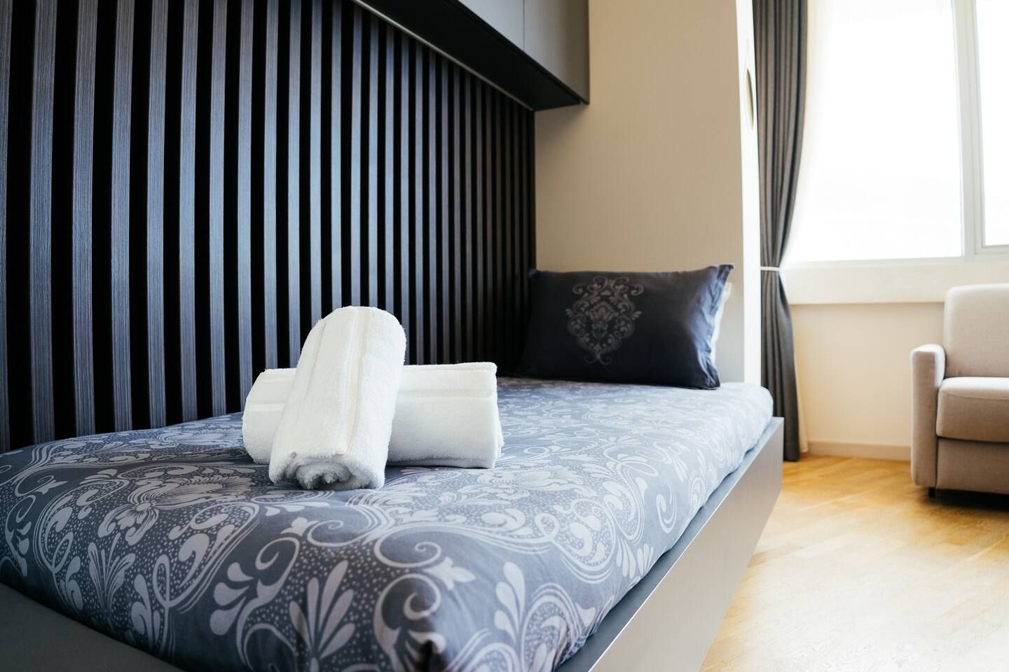 Dvosoban luksuno opremljen stan 111m2 sa panoramskim pogledom na more i grad,na atraktivnoj lokaciji u Budvi.(Na duzi period) - Amfora Real Estate