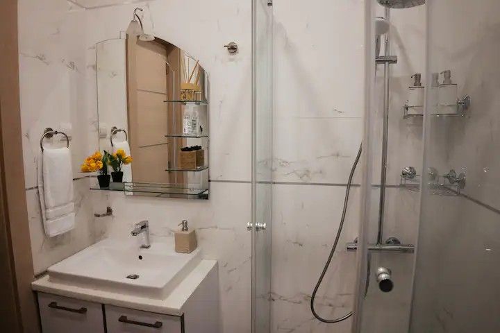 Dvosoban luksuno opremljen stan 111m2 sa panoramskim pogledom na more i grad,na atraktivnoj lokaciji u Budvi.(Na duzi period) - Amfora Real Estate