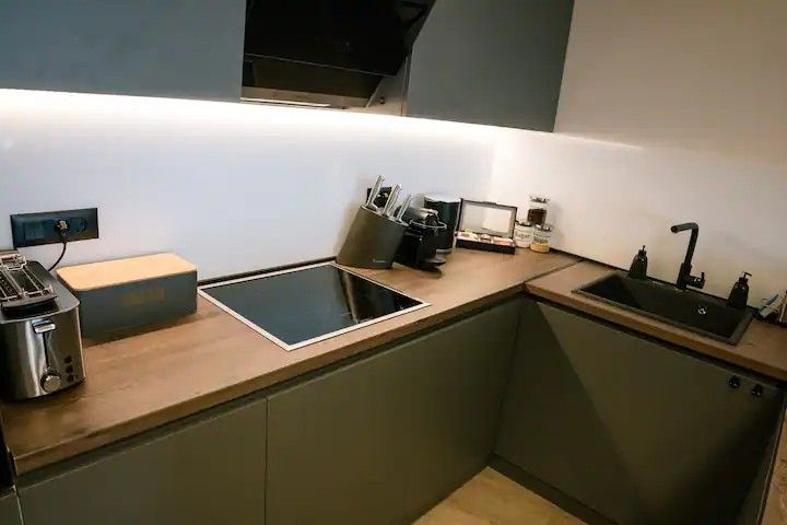 Dvosoban luksuno opremljen stan 111m2 sa panoramskim pogledom na more i grad,na atraktivnoj lokaciji u Budvi.(Na duzi period) - Amfora Real Estate