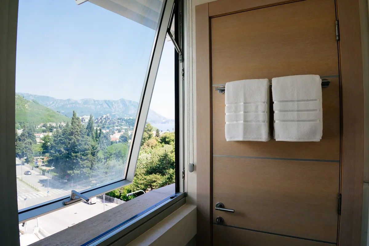 Dvosoban luksuno opremljen stan 111m2 sa panoramskim pogledom na more i grad,na atraktivnoj lokaciji u Budvi.(Na duzi period) - Amfora Real Estate