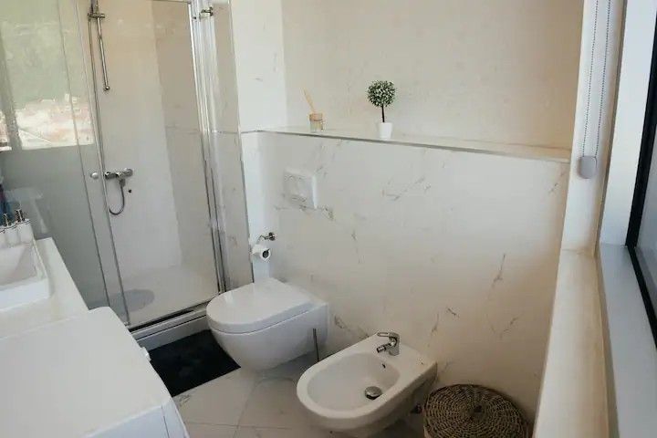 Dvosoban luksuno opremljen stan 111m2 sa panoramskim pogledom na more i grad,na atraktivnoj lokaciji u Budvi.(Na duzi period) - Amfora Real Estate