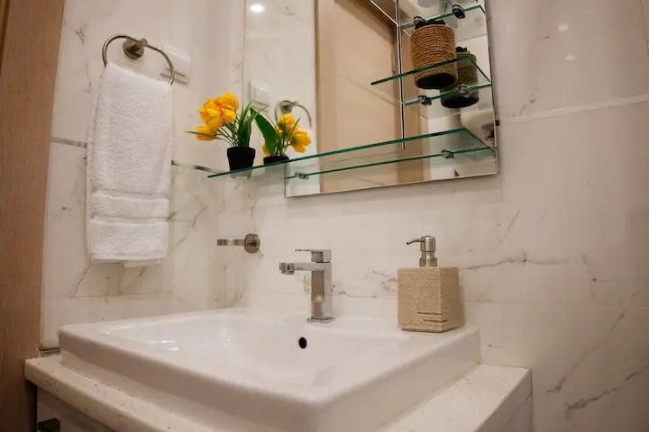 Dvosoban luksuno opremljen stan 111m2 sa panoramskim pogledom na more i grad,na atraktivnoj lokaciji u Budvi.(Na duzi period) - Amfora Real Estate