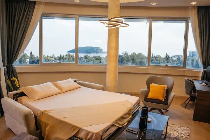 Dvosoban luksuno opremljen stan 111m2 sa panoramskim pogledom na more i grad,na atraktivnoj lokaciji u Budvi.(Na duzi period) - Amfora Real Estate