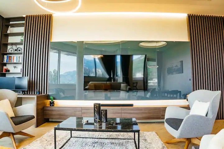 Dvosoban luksuno opremljen stan 111m2 sa panoramskim pogledom na more i grad,na atraktivnoj lokaciji u Budvi.(Na duzi period) - Amfora Real Estate