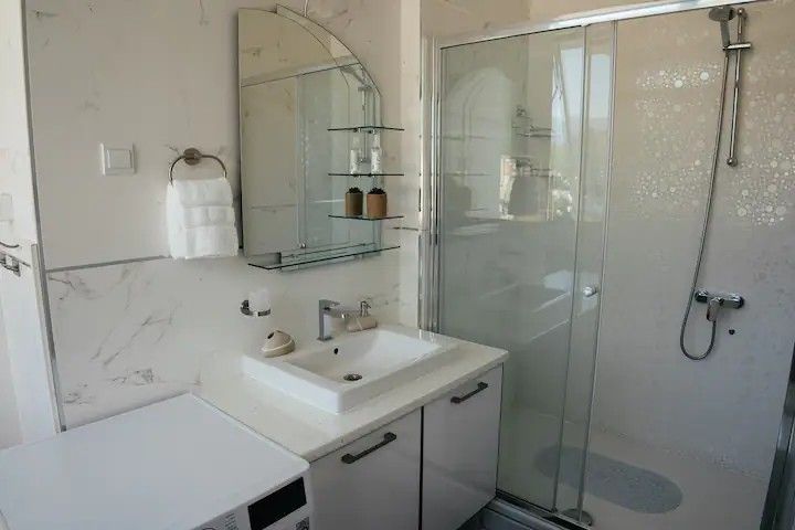 Dvosoban luksuno opremljen stan 111m2 sa panoramskim pogledom na more i grad,na atraktivnoj lokaciji u Budvi.(Na duzi period) - Amfora Real Estate