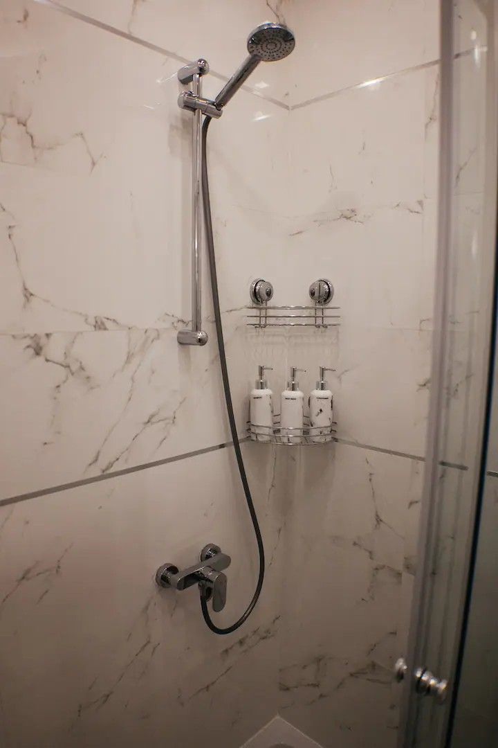 Dvosoban luksuno opremljen stan 111m2 sa panoramskim pogledom na more i grad,na atraktivnoj lokaciji u Budvi.(Na duzi period) - Amfora Real Estate