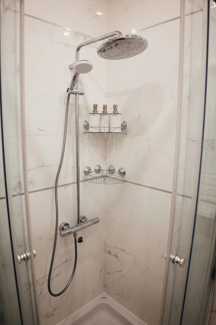 Dvosoban luksuno opremljen stan 111m2 sa panoramskim pogledom na more i grad,na atraktivnoj lokaciji u Budvi.(Na duzi period) - Amfora Real Estate