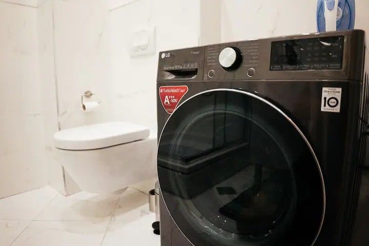 Dvosoban luksuno opremljen stan 111m2 sa panoramskim pogledom na more i grad,na atraktivnoj lokaciji u Budvi.(Na duzi period) - Amfora Real Estate