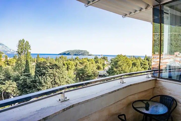 Dvosoban luksuno opremljen stan 111m2 sa panoramskim pogledom na more i grad,na atraktivnoj lokaciji u Budvi.(Na duzi period) - Amfora Real Estate