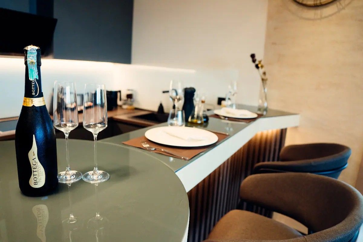 Dvosoban luksuno opremljen stan 111m2 sa panoramskim pogledom na more i grad,na atraktivnoj lokaciji u Budvi.(Na duzi period) - Amfora Real Estate