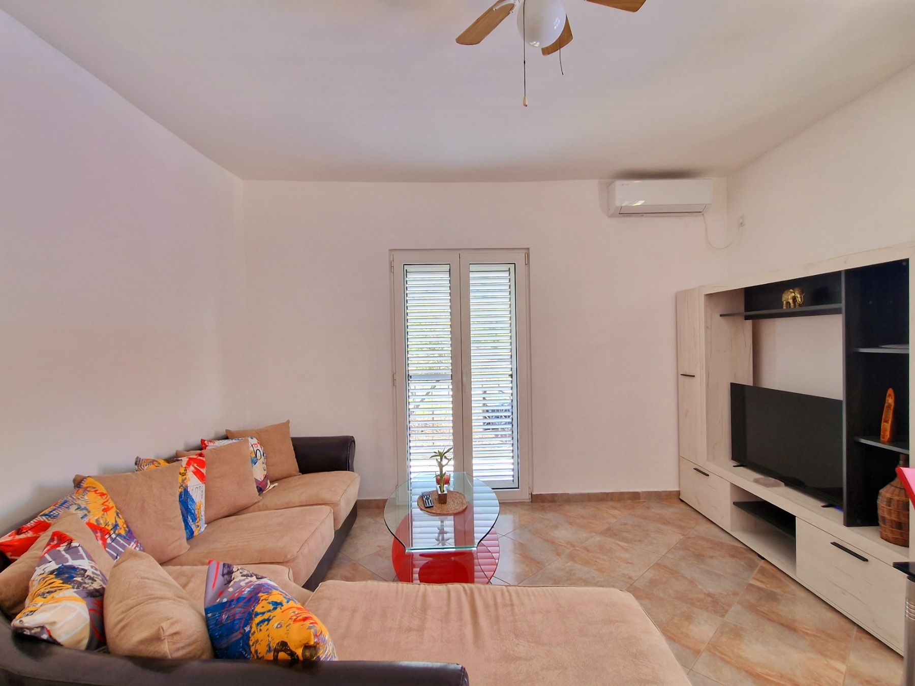 Kuća sa velikim placem i bazenom u netaknutoj prirodi Glavatskih Kućica, opština Kotor - Izdavanje na duzi period - Amfora Real Estate