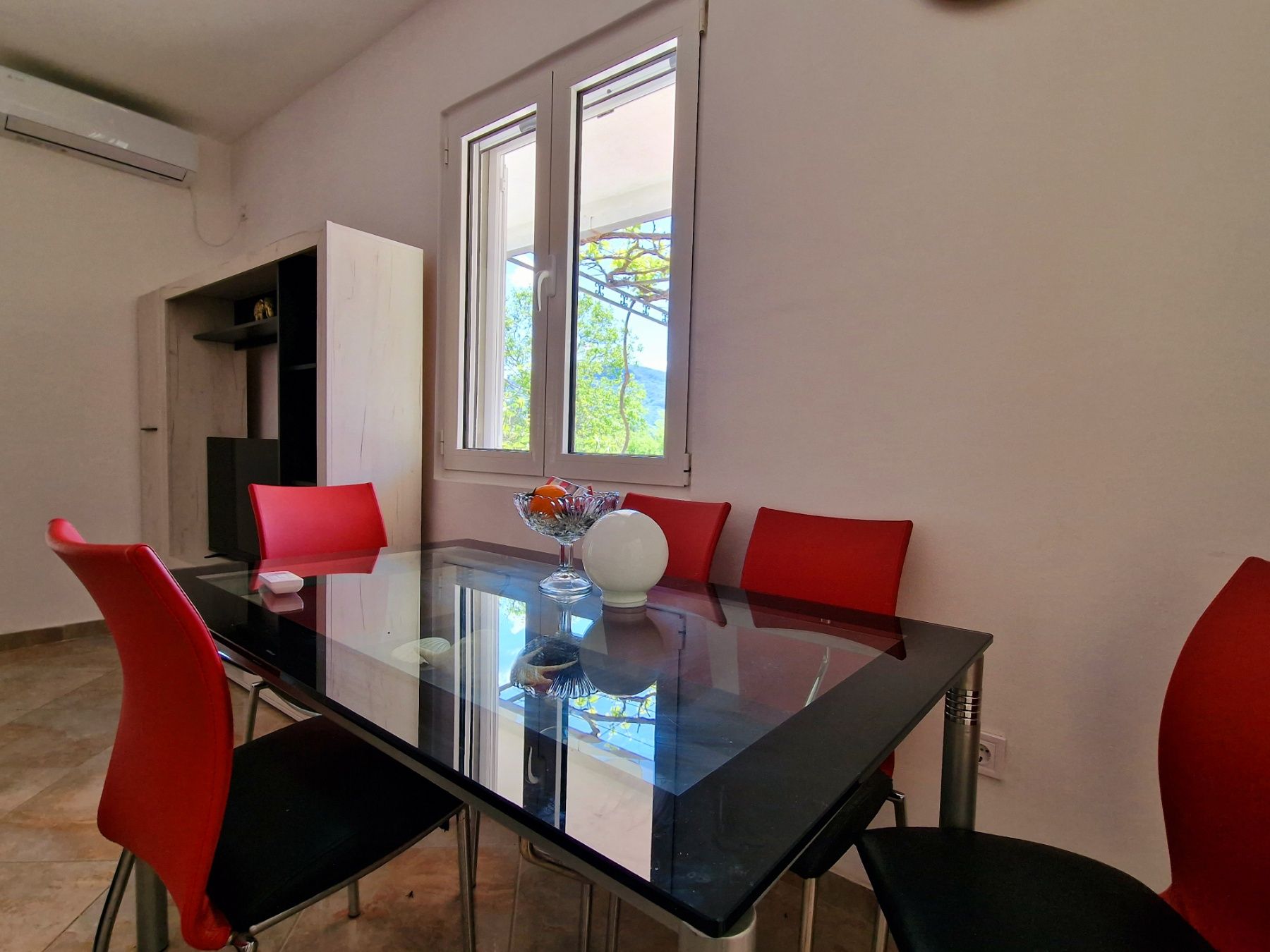 Kuća sa velikim placem i bazenom u netaknutoj prirodi Glavatskih Kućica, opština Kotor - Izdavanje na duzi period - Amfora Real Estate