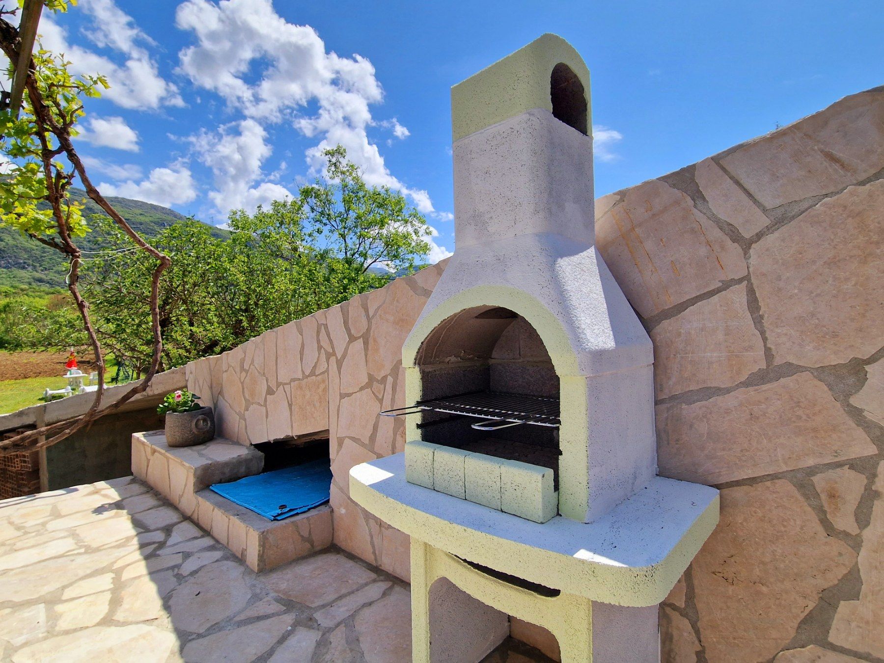 Kuća sa velikim placem i bazenom u netaknutoj prirodi Glavatskih Kućica, opština Kotor - Izdavanje na duzi period - Amfora Real Estate