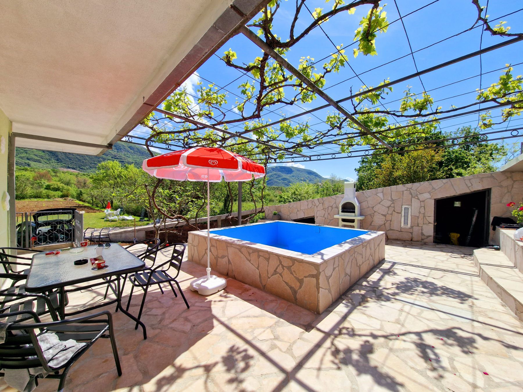 Kuća sa velikim placem i bazenom u netaknutoj prirodi Glavatskih Kućica, opština Kotor - Izdavanje na duzi period - Amfora Real Estate