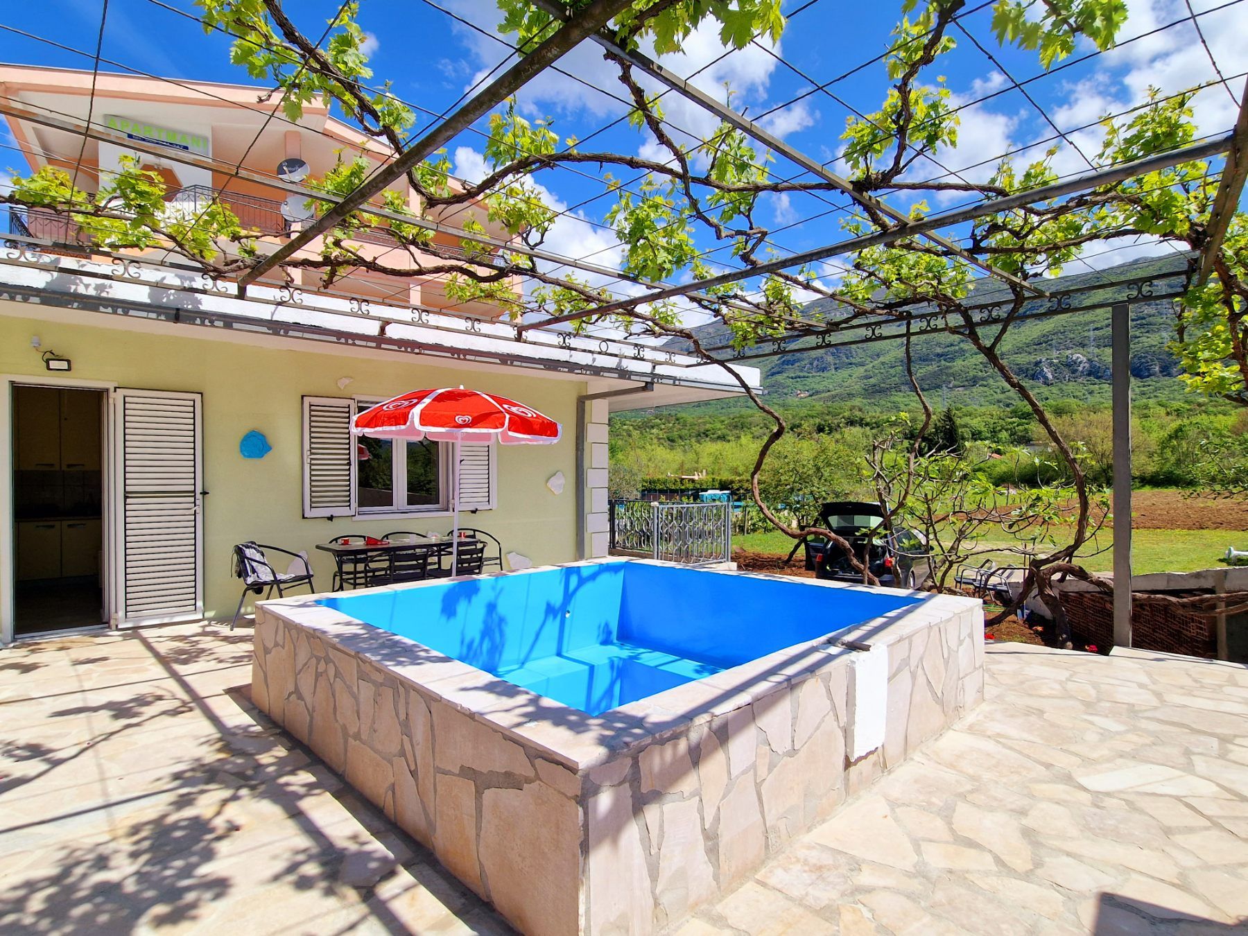 Kuća sa velikim placem i bazenom u netaknutoj prirodi Glavatskih Kućica, opština Kotor - Izdavanje na duzi period - Amfora Real Estate