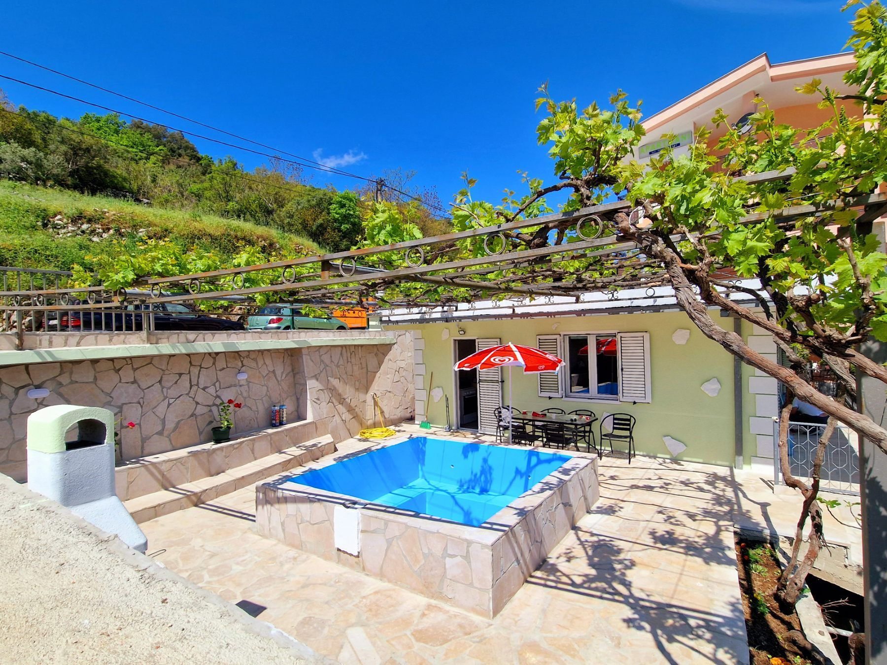 Kuća sa velikim placem i bazenom u netaknutoj prirodi Glavatskih Kućica, opština Kotor - Izdavanje na duzi period - Amfora Real Estate