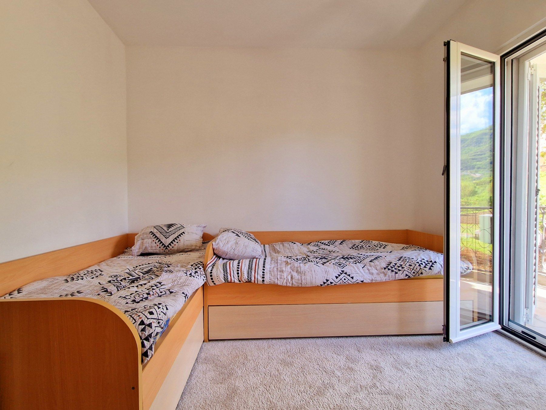 Kuća sa velikim placem i bazenom u netaknutoj prirodi Glavatskih Kućica, opština Kotor - Izdavanje na duzi period - Amfora Real Estate