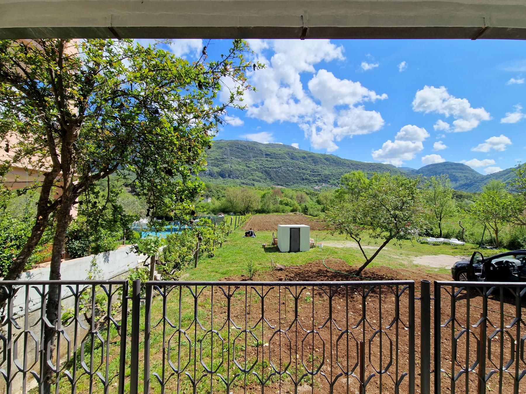 Kuća sa velikim placem i bazenom u netaknutoj prirodi Glavatskih Kućica, opština Kotor - Izdavanje na duzi period - Amfora Real Estate