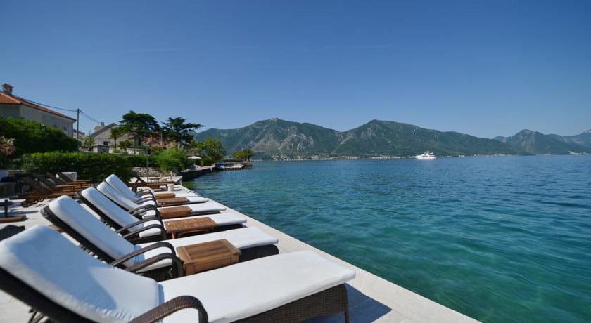 Ekskluzivna vila na prvoj liniji do mora u Ljutoj, Kotor - Kapacitet do 22 osobe, privatni bazen, vrhunski smeštaj - Amfora Real Estate