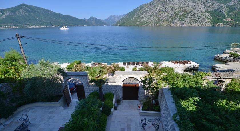 Ekskluzivna vila na prvoj liniji do mora u Ljutoj, Kotor - Kapacitet do 22 osobe, privatni bazen, vrhunski smeštaj - Amfora Real Estate